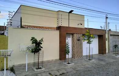 Imagem: A casa possui 3 Dormitórios, 2 Banheiros, 1 Vaga na garagem