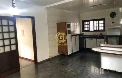 Imagem: A casa possui 4 Dormitórios, 4 Banheiros, 4 Vagas na garagem