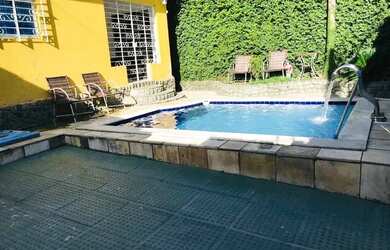 Imagem: A casa possui 2 Dormitórios, 3 Banheiros, 1 Vaga na garagem