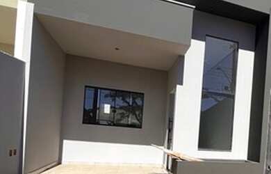 Imagem: A casa possui 3 Dormitórios, 2 Banheiros, 2 Vagas na garagem