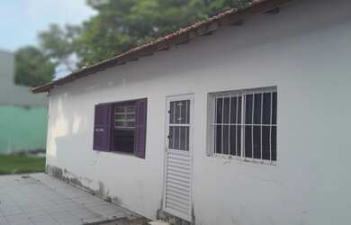 Imagem: A casa possui 5 Dormitórios, 2 Banheiros, 1 Vaga na garagem