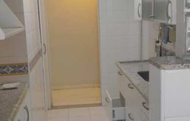 Imagem: O apartamento possui 2 Dormitórios, 1 Banheiro, 1 Vaga na garagem