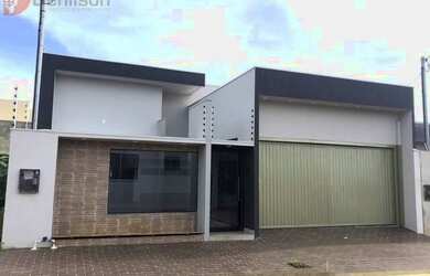 Imagem: A casa possui 3 Dormitórios, 2 Banheiros e está localizado