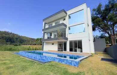 Imagem: A casa em condomínio possui 5 Dormitórios, 2 Banheiros, 4