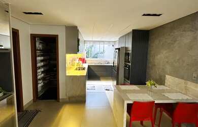 Imagem 11: Casa para venda possui 672 metros quadrados com 5 quartos