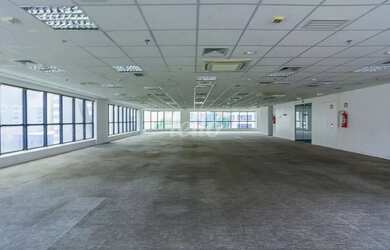 Imagem: O depósito possui 5 Vagas na garagem, 395m² de Área e está