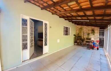 Imagem: A casa possui 3 Dormitórios, 2 Banheiros, 2 Vagas na garagem