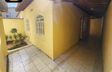 Imagem: A casa possui 3 Dormitórios, 1 Banheiro, 2 Vagas na garagem