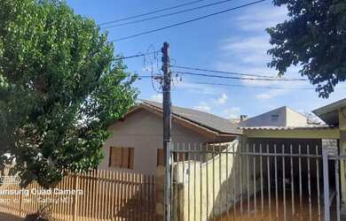 Imagem: A casa possui 3 Dormitórios, 2 Banheiros e 2 Vagas na garagem