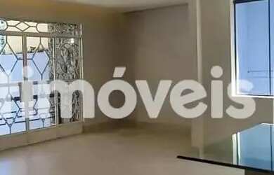 Imagem: O depósito possui 4 Vagas na garagem e 230m² de Área e está