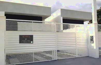 Imagem: A casa possui 3 Dormitórios, 2 Banheiros, 2 Vagas na garagem