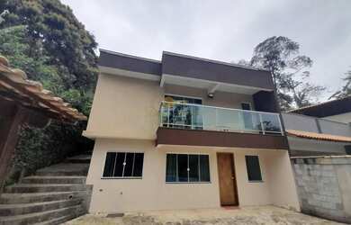 Imagem: A casa possui 3 Dormitórios, 2 Banheiros, 2 Vagas na garagem