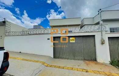 Imagem: A casa possui 2 Dormitórios, 2 Banheiros, 1 Vaga na garagem