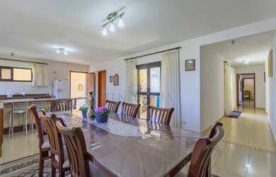 Imagem: A casa possui 3 Dormitórios, 2 Banheiros, 3 Vagas na garagem