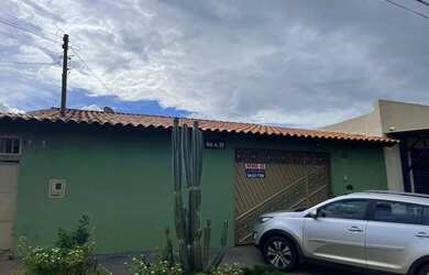 Imagem: A casa possui 3 Dormitórios, 1 Banheiro, 2 Vagas na garagem
