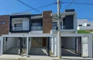 Imagem: A casa possui 3 Dormitórios, 3 Banheiros, 2 Vagas na garagem