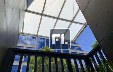 Imagem: O depósito possui 4 Vagas na garagem e 858m² de Área e está