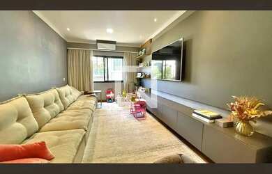 Imagem: A casa possui 4 Dormitórios, 5 Banheiros, 4 Vagas na garagem