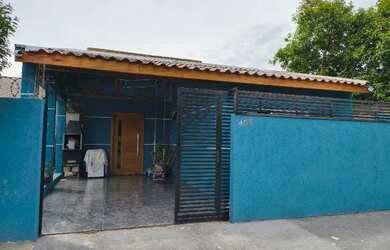 Imagem: A casa possui 2 Dormitórios, 1 Banheiro, 1 Vaga na garagem