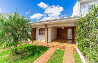 Imagem: A casa possui 3 Dormitórios, 3 Banheiros, 1 Vaga na garagem