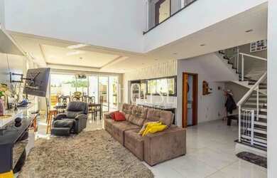 Imagem: A casa em condomínio possui 4 Dormitórios, 4 Banheiros, 5