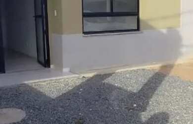 Imagem: A casa possui 3 Dormitórios, 2 Banheiros, 2 Vagas na garagem