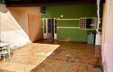 Imagem: A casa possui 3 Dormitórios, 1 Banheiro, 3 Vagas na garagem