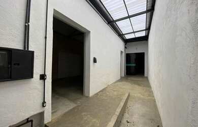 Imagem: O depósito possui 2 Vagas na garagem e 210m² de Área e está