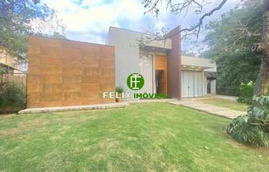 Imagem: A casa possui 4 Dormitórios, 2 Banheiros, 4 Vagas na garagem