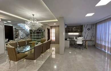 Imagem: A casa possui 4 Dormitórios, 4 Banheiros, 2 Vagas na garagem