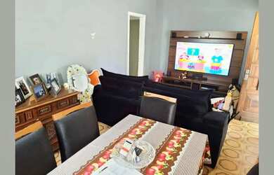 Imagem: A casa possui 3 Dormitórios, 1 Banheiro, 2 Vagas na garagem