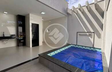 Imagem: A casa possui 3 Dormitórios, 1 Banheiro, 2 Vagas na garagem