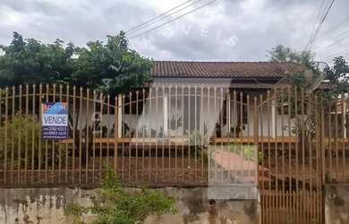 Imagem: A casa possui 3 Dormitórios, 1 Banheiro, 1 Vaga na garagem