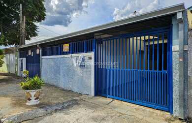 Imagem: A casa possui 2 Dormitórios, 1 Banheiro, 3 Vagas na garagem