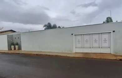 Imagem: A casa possui 2 Dormitórios, 1 Banheiro, 100m² de Área e