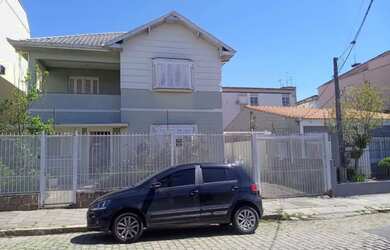Imagem: A casa possui 5 Dormitórios, 5 Banheiros, 4 Vagas na garagem