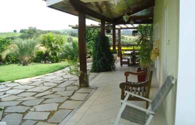 Imagem: A casa possui 4 Dormitórios, 2 Banheiros, 4 Vagas na garagem