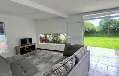 Imagem: A casa possui 3 Dormitórios, 2 Banheiros, 1 Vaga na garagem