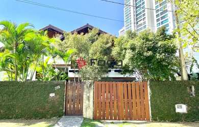 Imagem: A casa em condomínio possui 5 Dormitórios, 5 Banheiros, 4