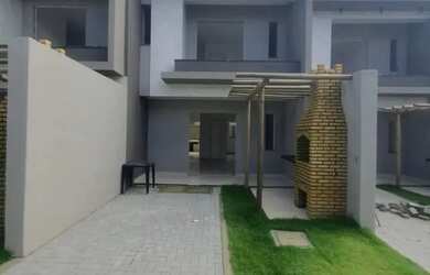 Imagem: A casa possui 3 Dormitórios, 2 Banheiros, 2 Vagas na garagem