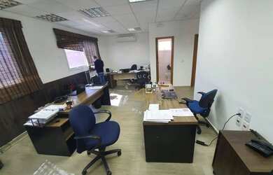 Imagem: O depósito possui 1 Vaga na garagem, 90m² de Área e está