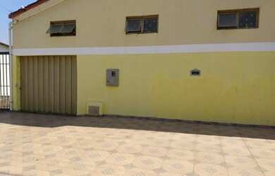 Imagem: A casa possui 3 Dormitórios, 3 Banheiros, 1 Vaga na garagem