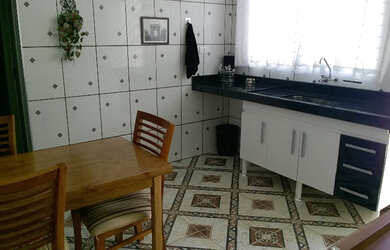 Imagem: A casa possui 2 Dormitórios, 1 Banheiro, 2 Vagas na garagem