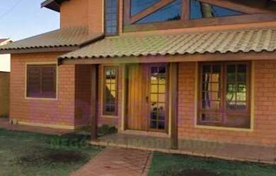 Imagem: A casa possui 3 Dormitórios, 3 Banheiros, 3 Vagas na garagem