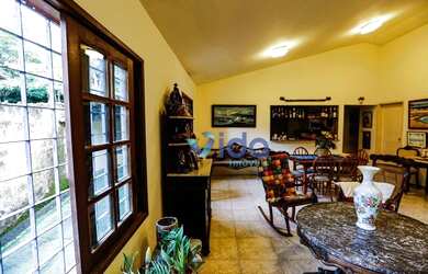 Imagem 8: Três casas, 6 quartos, inseridas em uma área verde de 3.500 metros,...