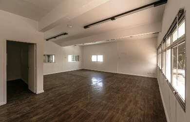 Imagem: O depósito possui 5 Vagas na garagem e 2029m² de Área e está