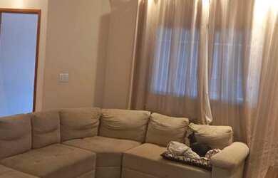 Imagem: A casa possui 2 Dormitórios, 1 Banheiro, 2 Vagas na garagem