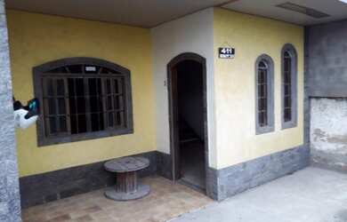 Imagem: A casa possui 3 Dormitórios, 2 Banheiros, 1 Vaga na garagem