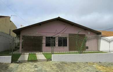 Imagem: A casa possui 3 Dormitórios, 1 Banheiro, 2 Vagas na garagem