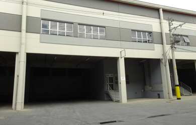 Imagem: O depósito possui 2 Vagas na garagem e 1078m² de Área e está